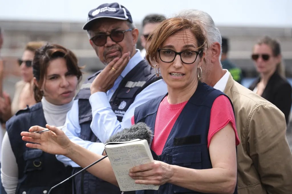 La ministra de Sanidad, Mónica García (3i), informa sobre la operación, acompañada por el ministro de Política Territoria, Ángel Víctor Torres (1d); el director general de la OMS, Tedros Adhanom Ghebreyesus (2i); y la jefa de la unidad de enfermedades emergentes de este organismo, Diana Rojas (1i). EFE/Alberto Valdés