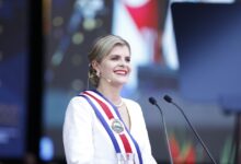 Laura Fernández firma sus tres primeros decretos