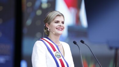 Laura Fernández firma sus tres primeros decretos