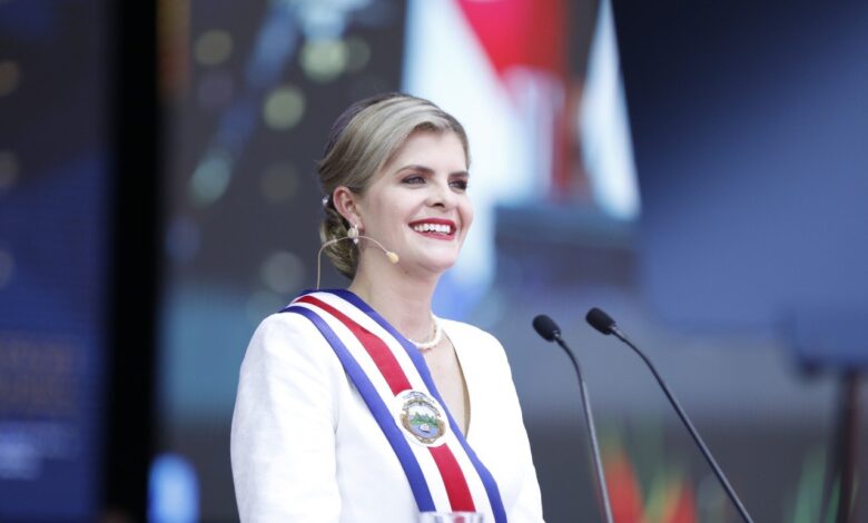 Laura Fernández firma sus tres primeros decretos