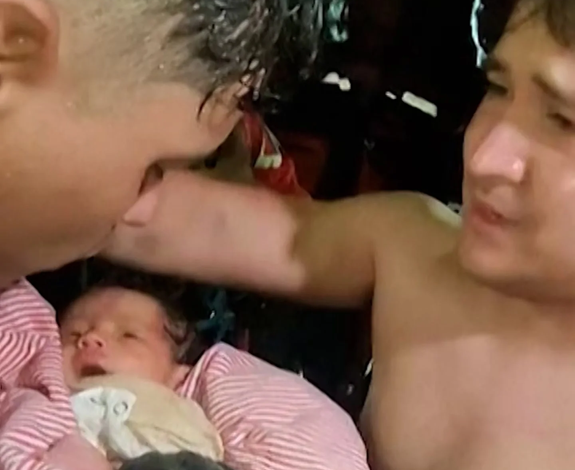 Un milagro de vida: bebé recién nacido sobrevive 32 horas bajo los escombros en Venezuela