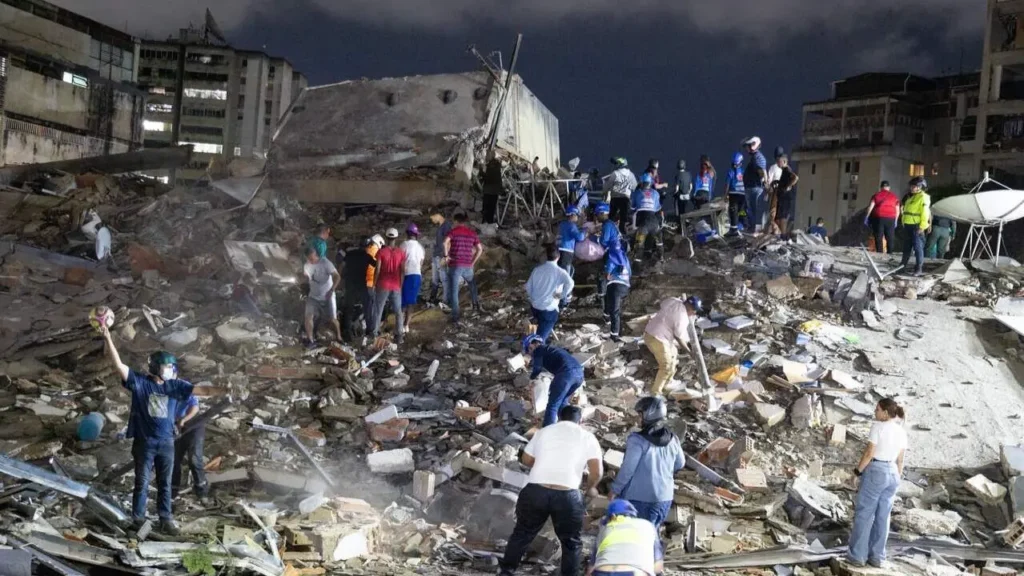Trabajos entre los escombros en Caracas tras los dos terremotos. RAYNER PEÑA (EFE)
