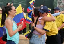 Bomberos regresan al país tras misión en Venezuela