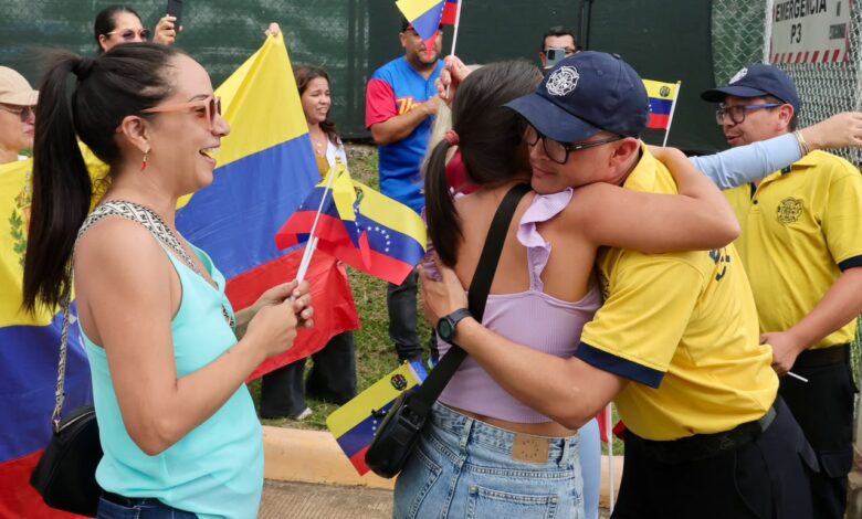 Bomberos regresan al país tras misión en Venezuela
