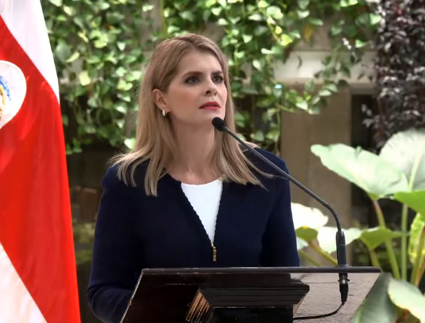 Laura Fernández rechaza acusaciones de autoritarismo y reta al fiscal Carlos Díaz a presentar pruebas