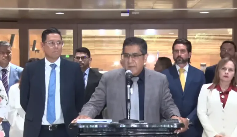 Oficialismo dice sí a prohibición para diputados, pero rechaza “paños tibios”