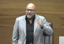 Edgardo Araya provoca repudio en el Plenario tras decir que Laura Fernández "se hace la tontita"