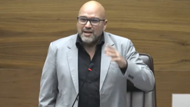 Edgardo Araya provoca repudio en el Plenario tras decir que Laura Fernández "se hace la tontita"