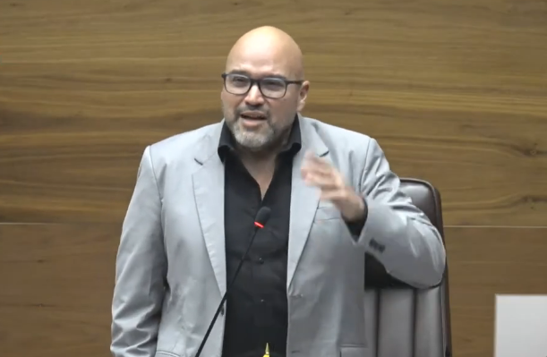 Edgardo Araya provoca repudio en el Plenario tras decir que Laura Fernández "se hace la tontita"