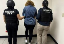 Detienen a esposa de alias “Pecho de Rata” tras llegar de Suiza