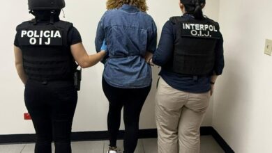 Detienen a esposa de alias “Pecho de Rata” tras llegar de Suiza
