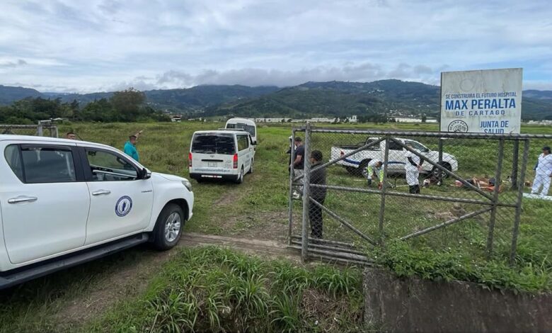 Privados de libertad limpiaron terrenos del futuro hospital de Cartago